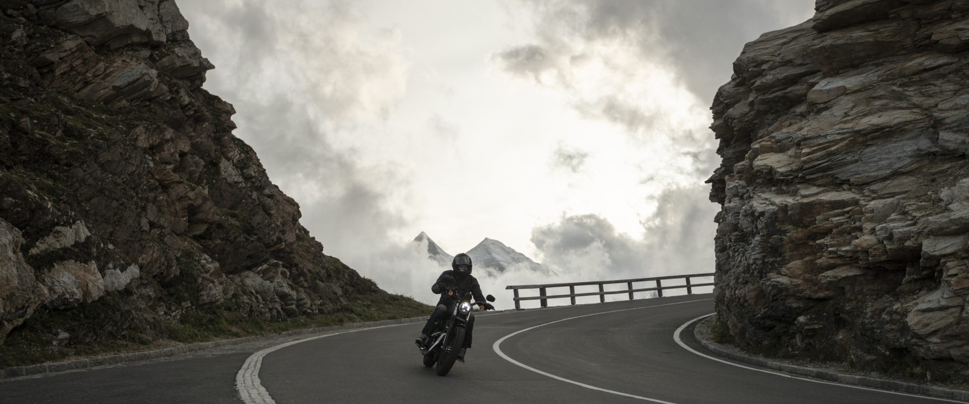 Image background moto de l'entête du site de l'auto école la fontaine