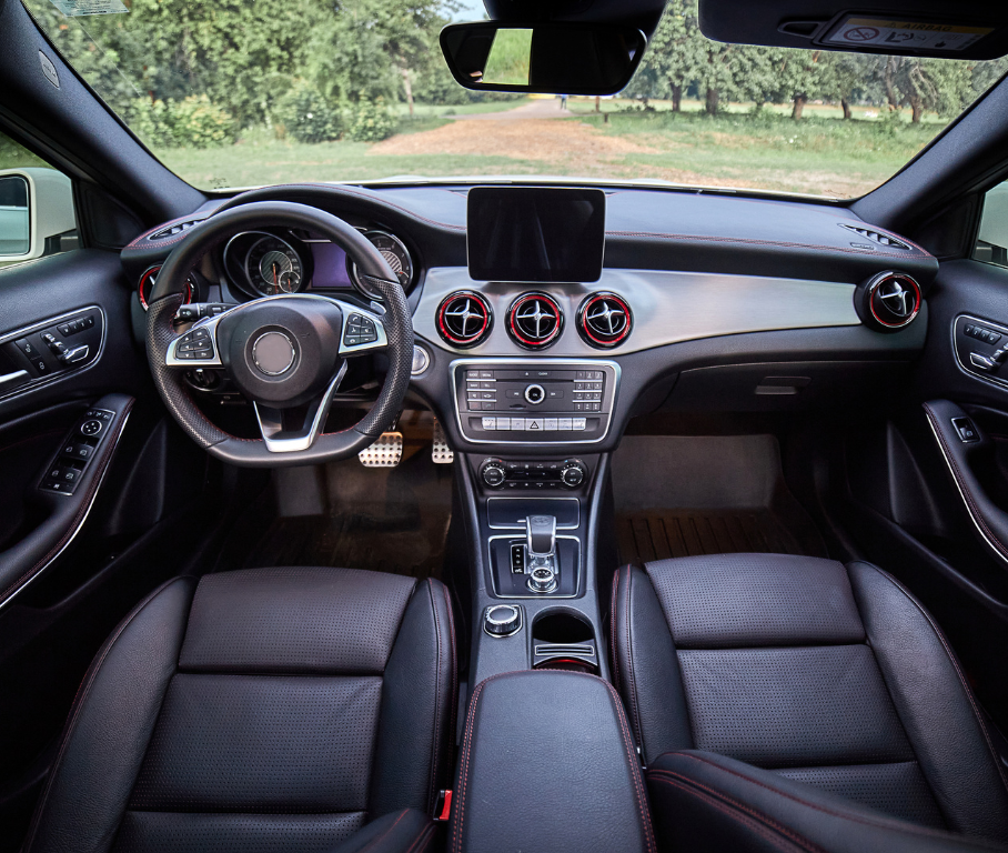 Image de fond de l'intérieur d'une voiture haut de gamme, pour la partie 'Pourquoi nous choisir'